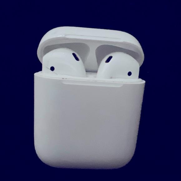 AirPods used for about a week havnt used them since they work like new - Picture 1 of 3